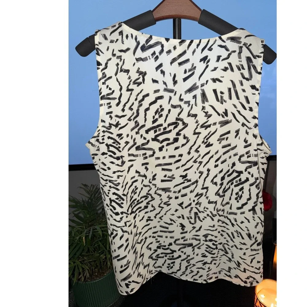 Nine West Abstract Print Sleeveless Blouse Medium‎ V Neck Work Office Top